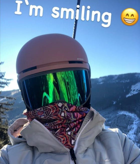 Michaela Kirchgasser lächelt unter ihrer Maske von der Piste.