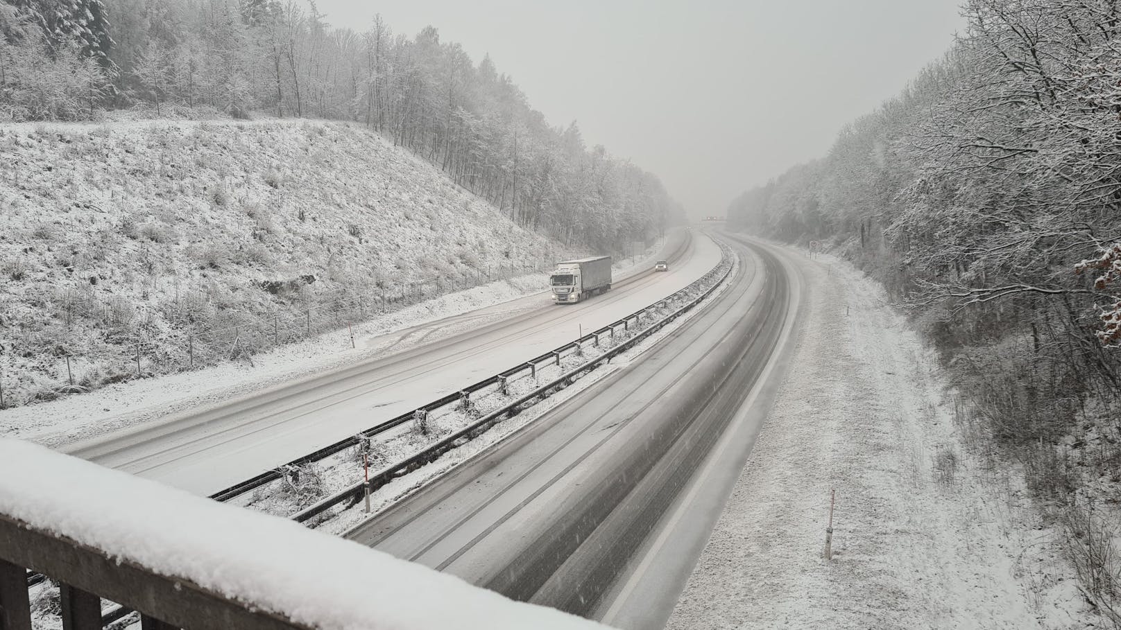 Hoch winterliche Verhältnisse herrschen auch auf den Autobahnen.