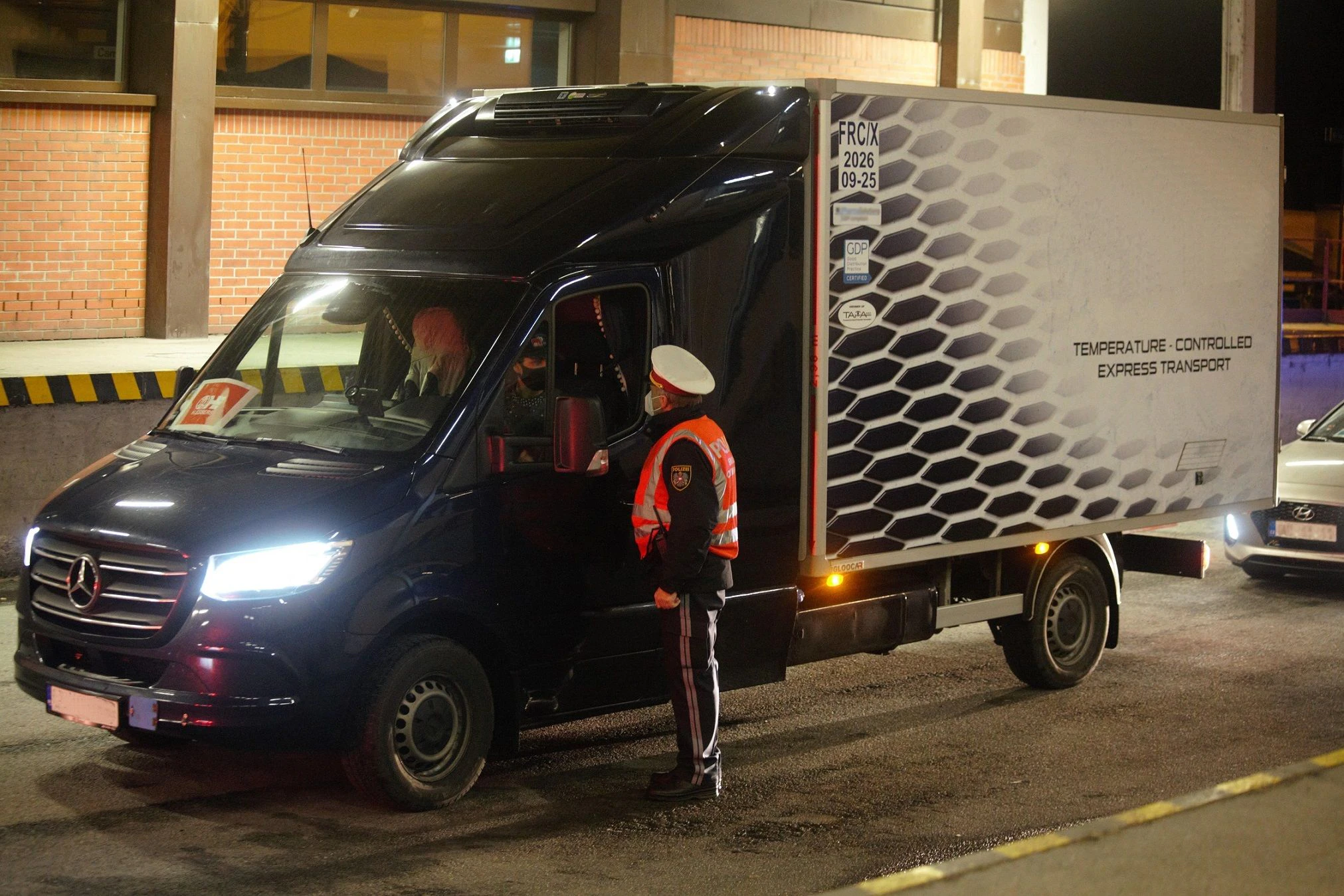 Mit diesem Transporter trafen Ende Dezember die ersten Impfdosen in Österreich ein.