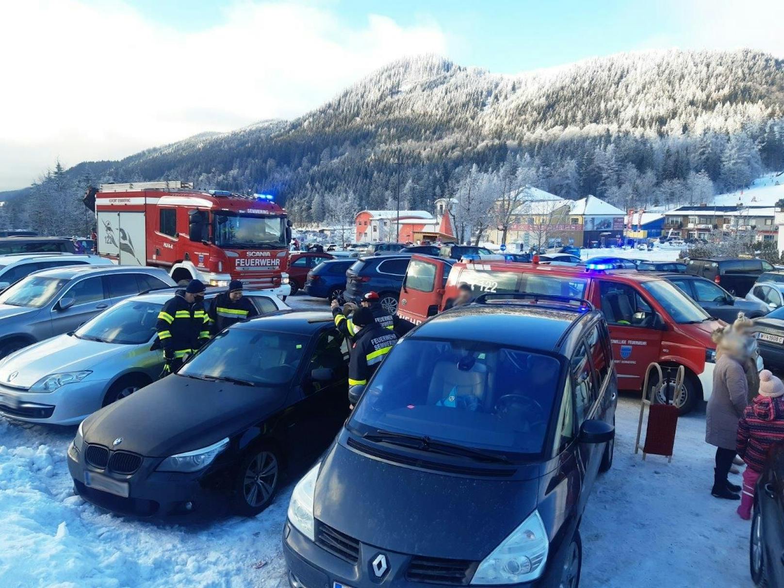 Feuerwehreinsatz am Dienstag am Semmering! Ein BMW hatte sich trotz laufendem Motor "von selbst" versperrt. Ein Kleinkind war in dem Auto gefangen und musste befreit werden.