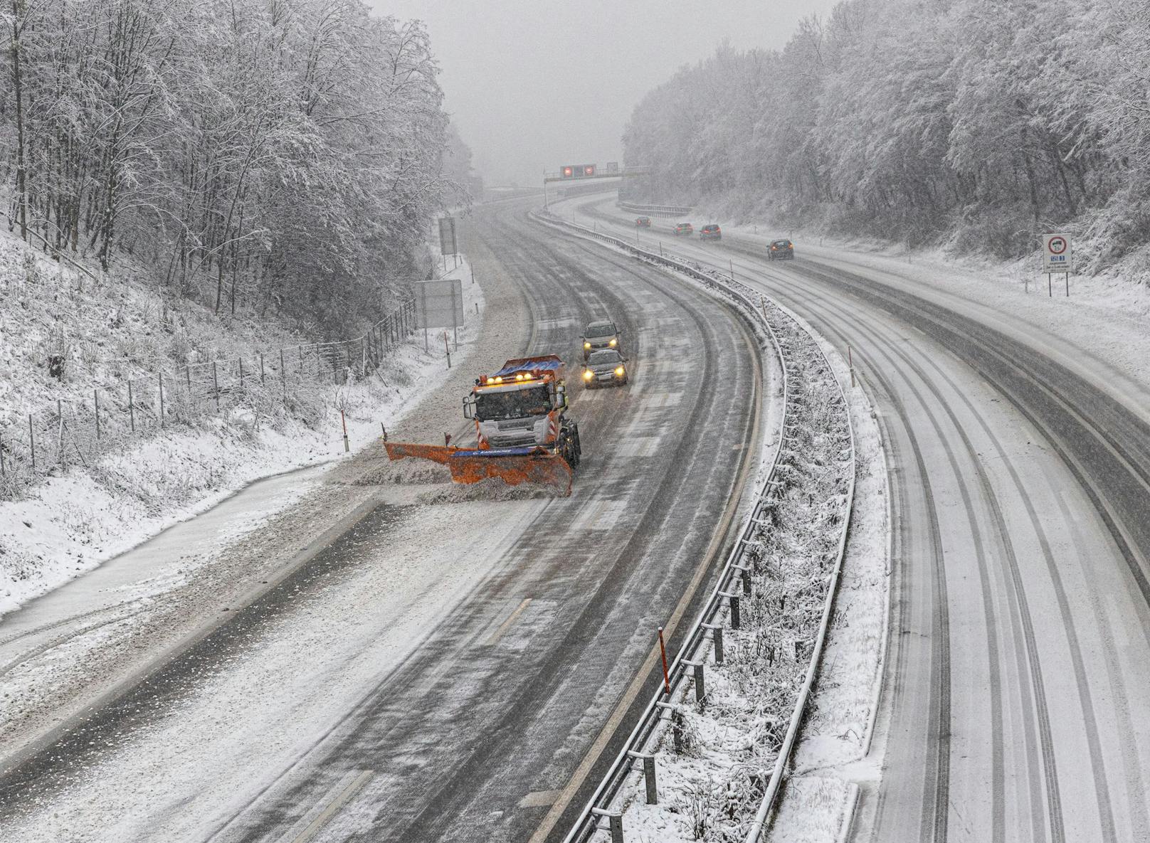 Auch auf der A7 muss die Fahrbahn vom Schnee befreit werden.