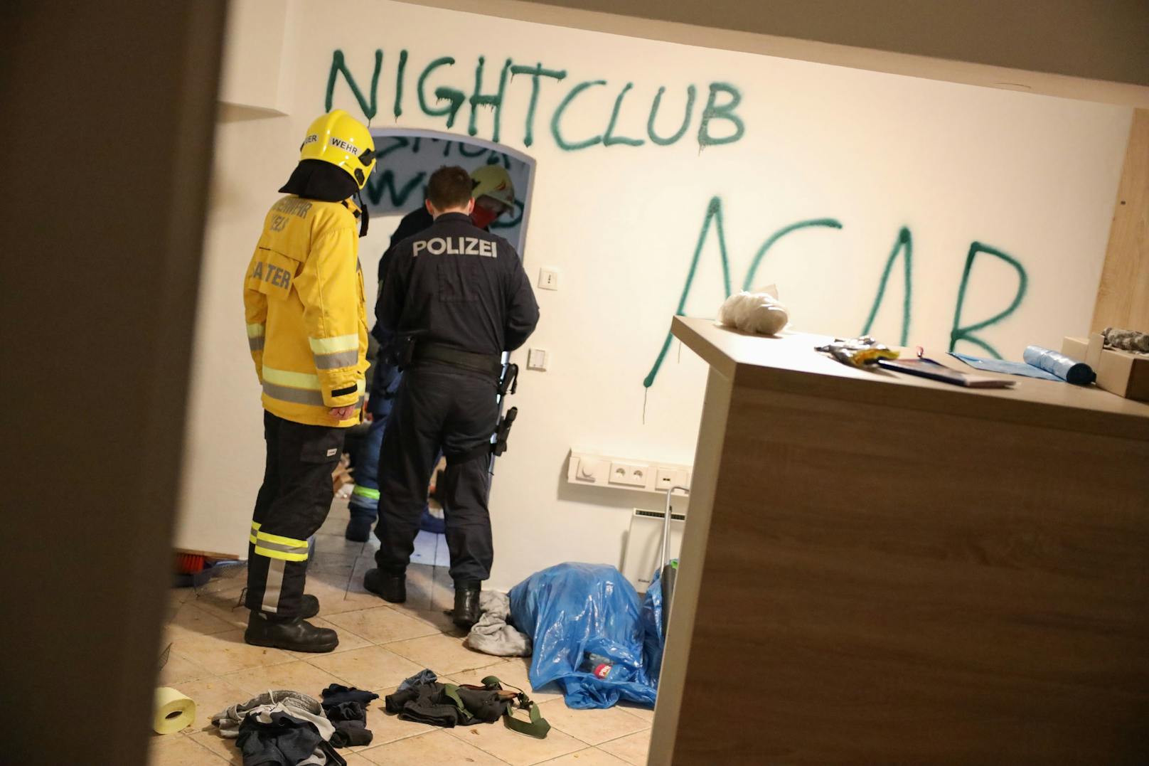 An den Wänden des Jugendclubs gab es Schmierereien mit Beschimpfungen gegen Polizisten.