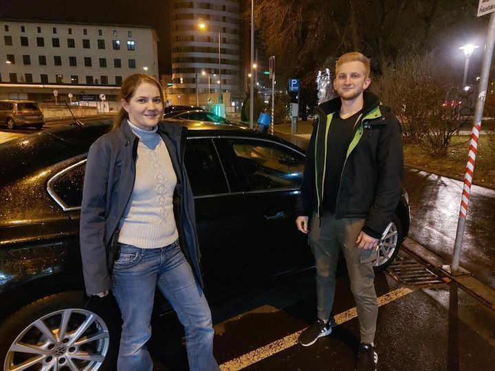 Diese beiden Polizisten retteten einen bewusstlosen Beifahrer aus einem Unfallauto.