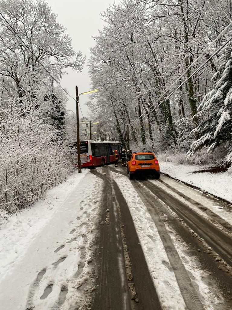 Erster Schnee Des Jahres Sorgt Für Bus-Unfall In Wien | Heute.at