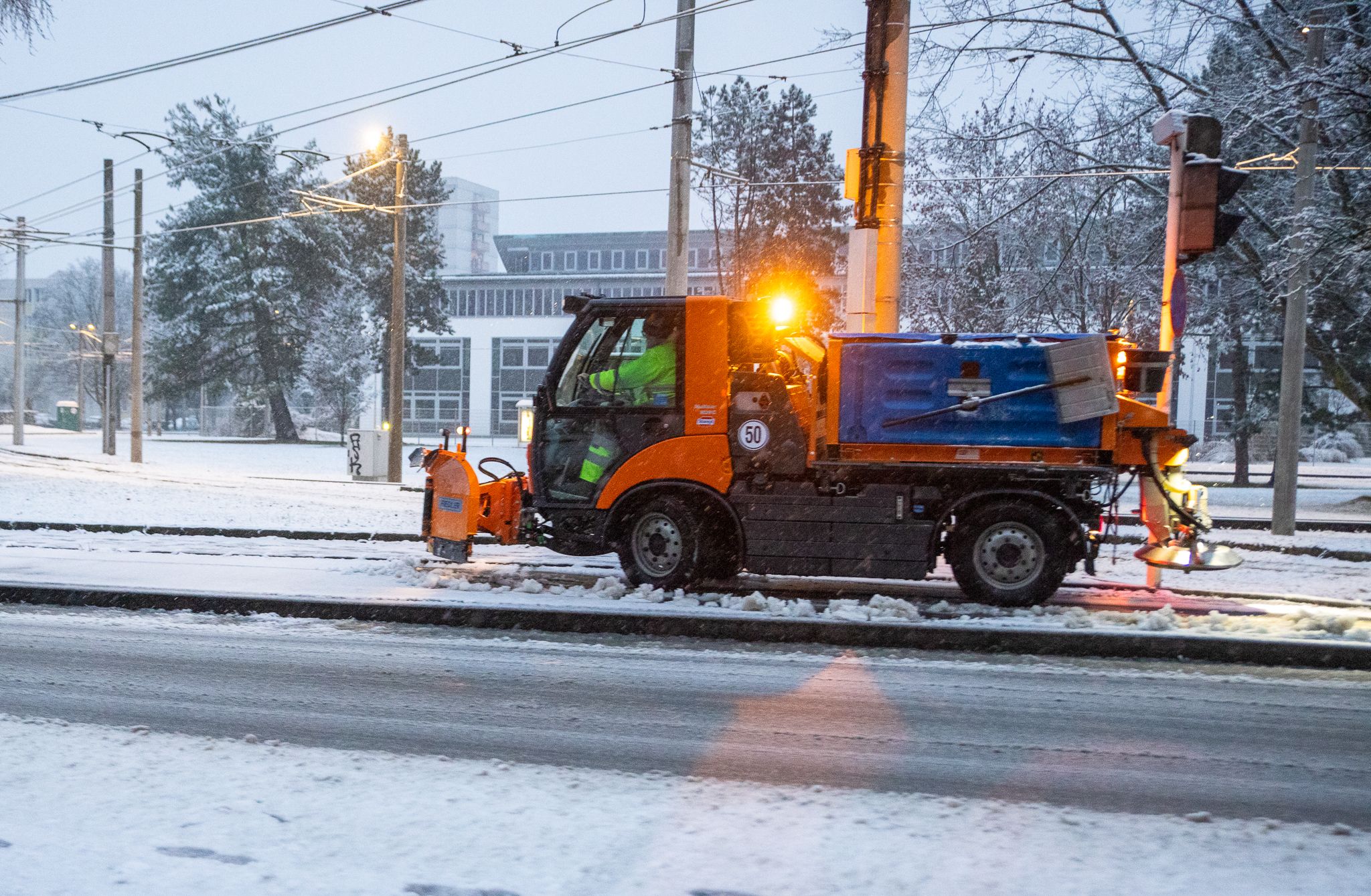 In Linz-Urfahr hat der Schneeräumdienst Mittwochfrüh bereits gut zu tun.