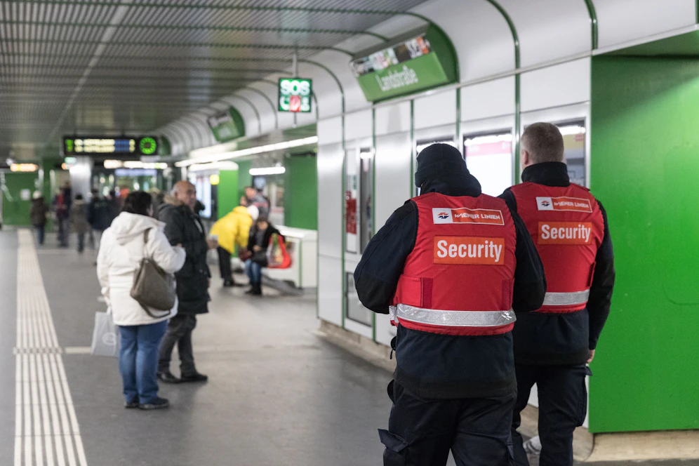 Sicherheitsmitarbeiter kontrollieren Einhaltung der Corona-Maßnahmen in den Öffis.