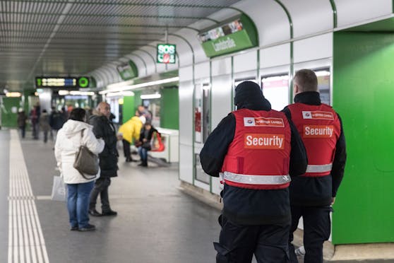 Sicherheitsmitarbeiter kontrollieren Einhaltung der Corona-Maßnahmen in den Öffis.