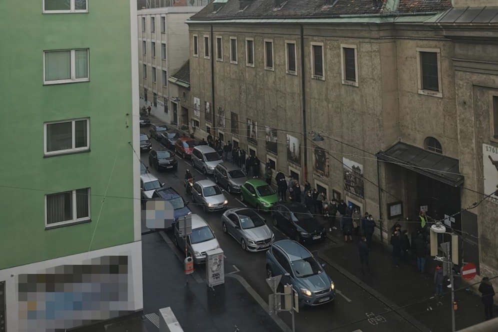 Auf der Straße vor der Kirche bildete sich eine Schlange.