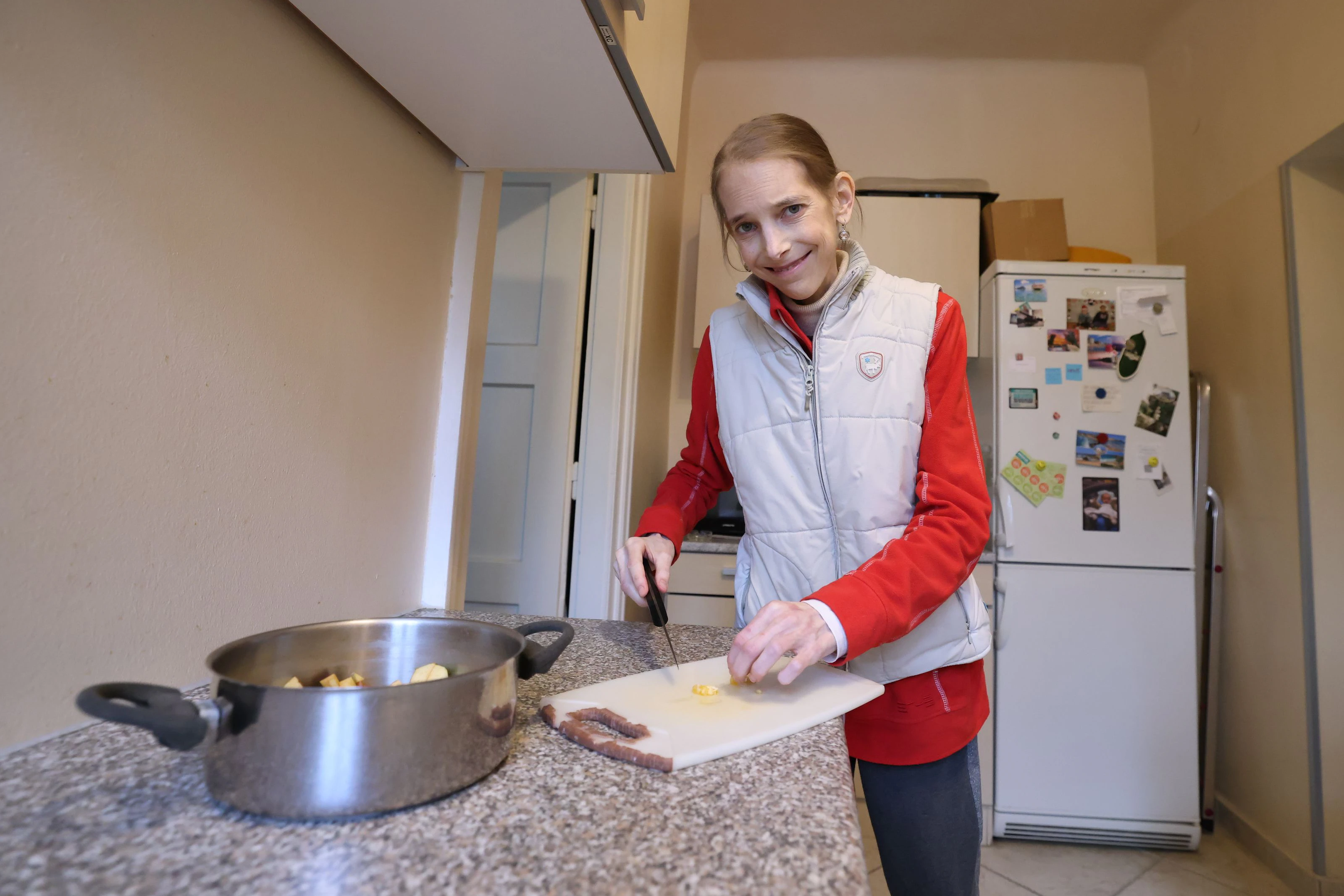 Beim Marmelade-Einkochen wurde Elisabeth B. (39) von einem Räuber überrascht. Reflexartig stach sie auf den mit einer Pistole bewaffneten 185-Zentimeter-Mann ein. Er flüchtete.
