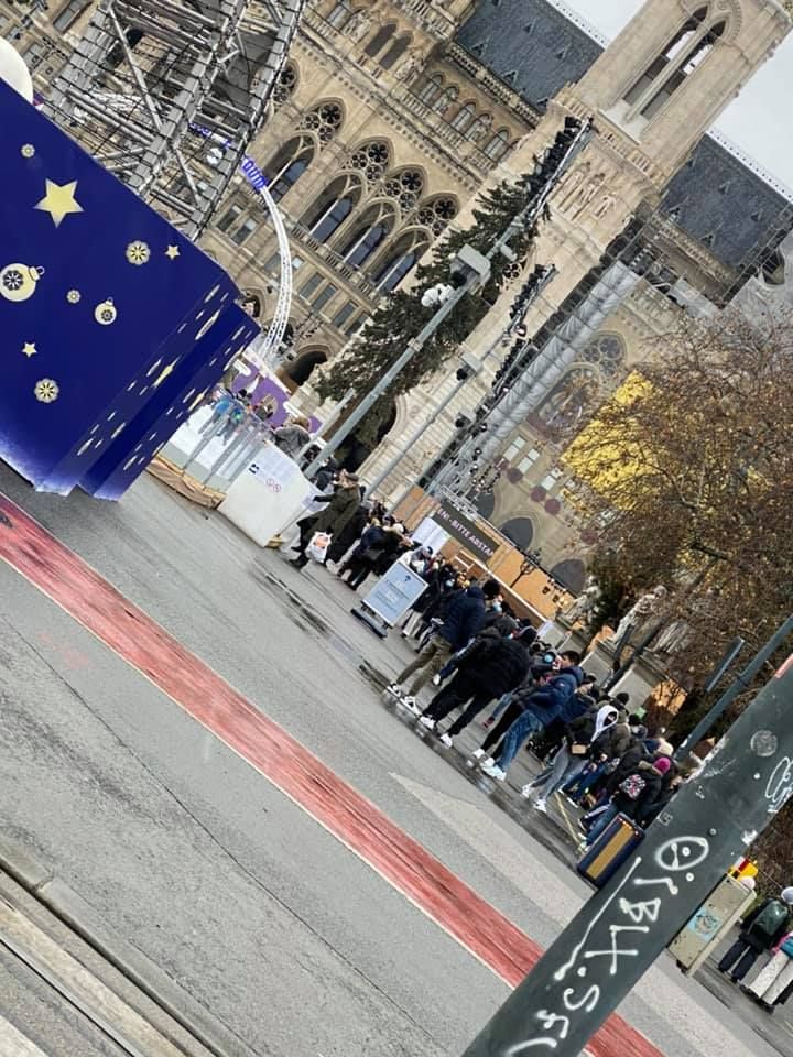 Vor dem Wiener Rathaus stehen am Dreikönigstag zahlreiche Menschen, teilweise ohne Maske zusammen. Von Lockdown ist nicht viel zu spüren.<br>