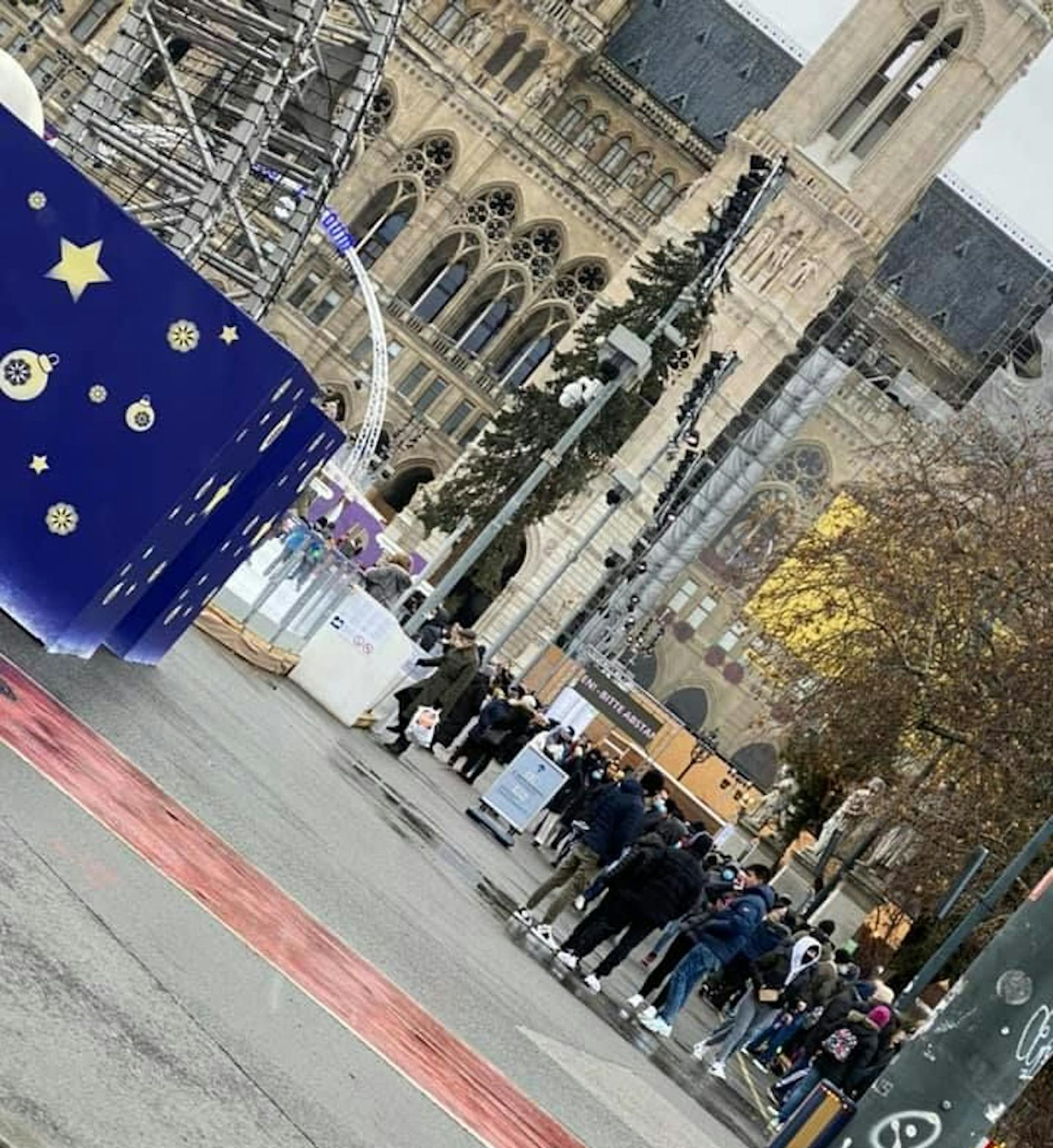 Vor dem Wiener Rathaus stehen am Dreikönigstag zahlreiche Menschen, teilweise ohne Maske zusammen. Von Lockdown ist nicht viel zu spüren.<br>