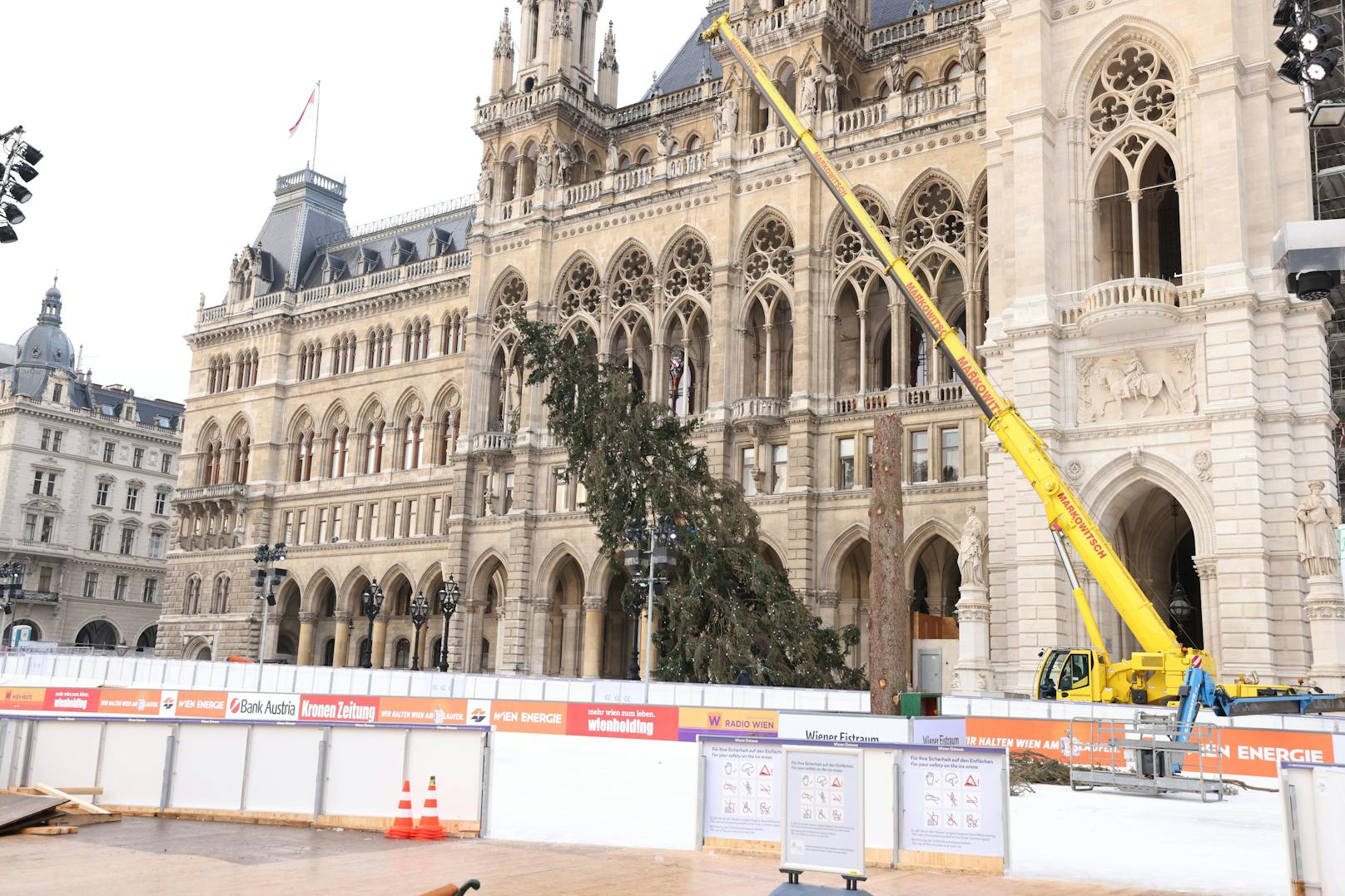 Der Christbaum am Wiener Rathausplatz wurde am Donnerstag mit einem Kran abgebaut.