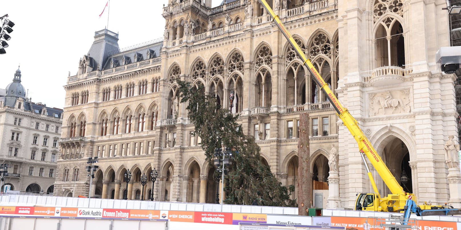 Der Christbaum am Wiener Rathausplatz wurde am Donnerstag mit einem Kran abgebaut.