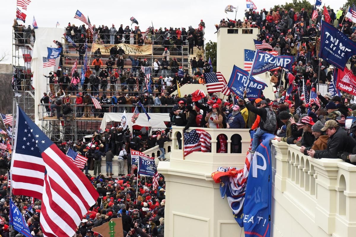 Trumps Anhänger nehmen ihr Idol beim Wort: Sie stürmen das Gebäude und liefern sich Scharmützel mit der Polizei.