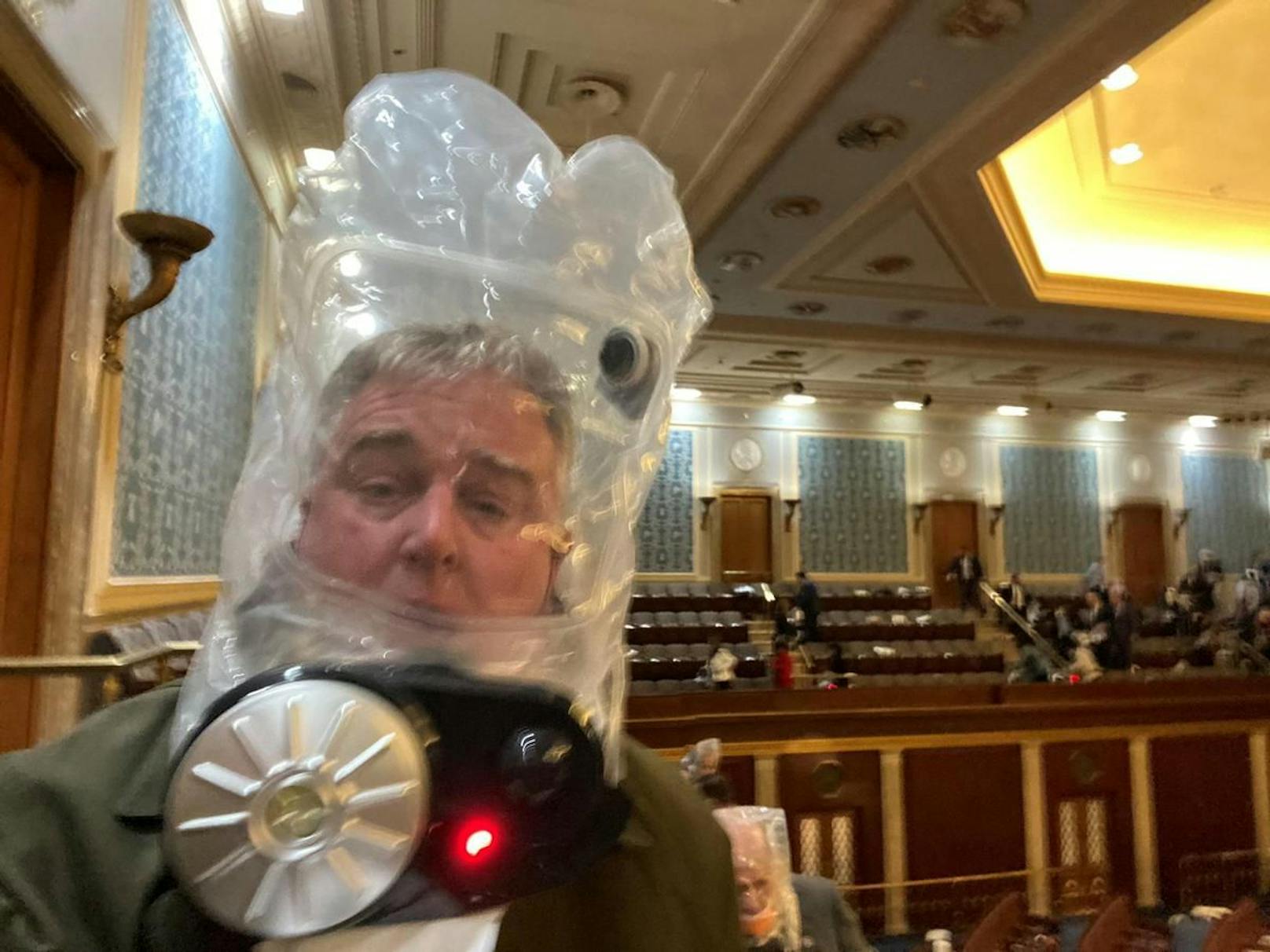 Die Politiker erhielten Gasmasken. Im Bild: Der Republikaner David Trone vor der Evakuierung aus der Senatskammer des Capitols.