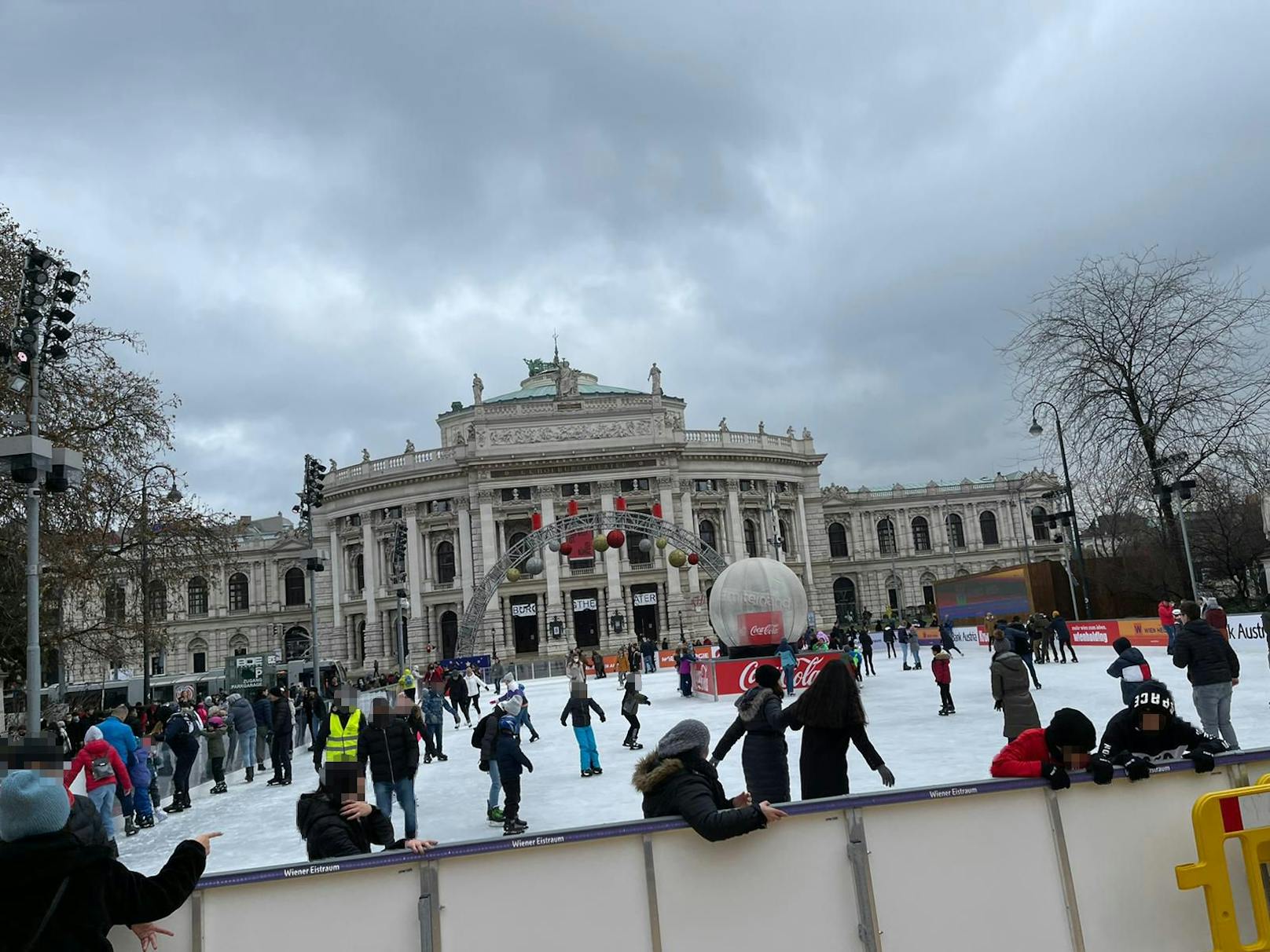 Wiener nutzten den Feiertag, um Eislaufen zu gehen.