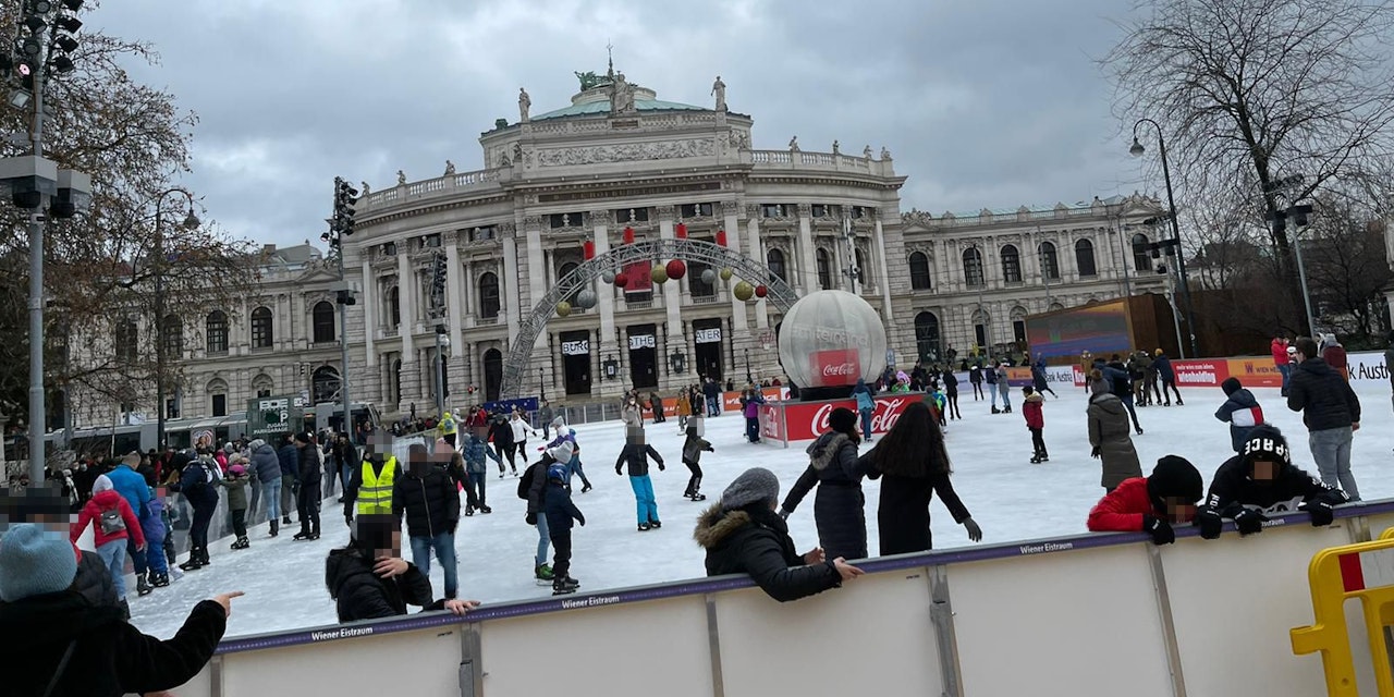 Massenbesuch bei Eislaufplatz vor Wiener Burgtheater ...