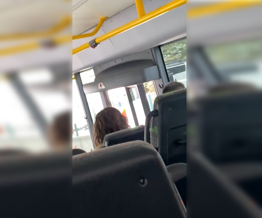 Der Bus fuhr mit offenen Türen.