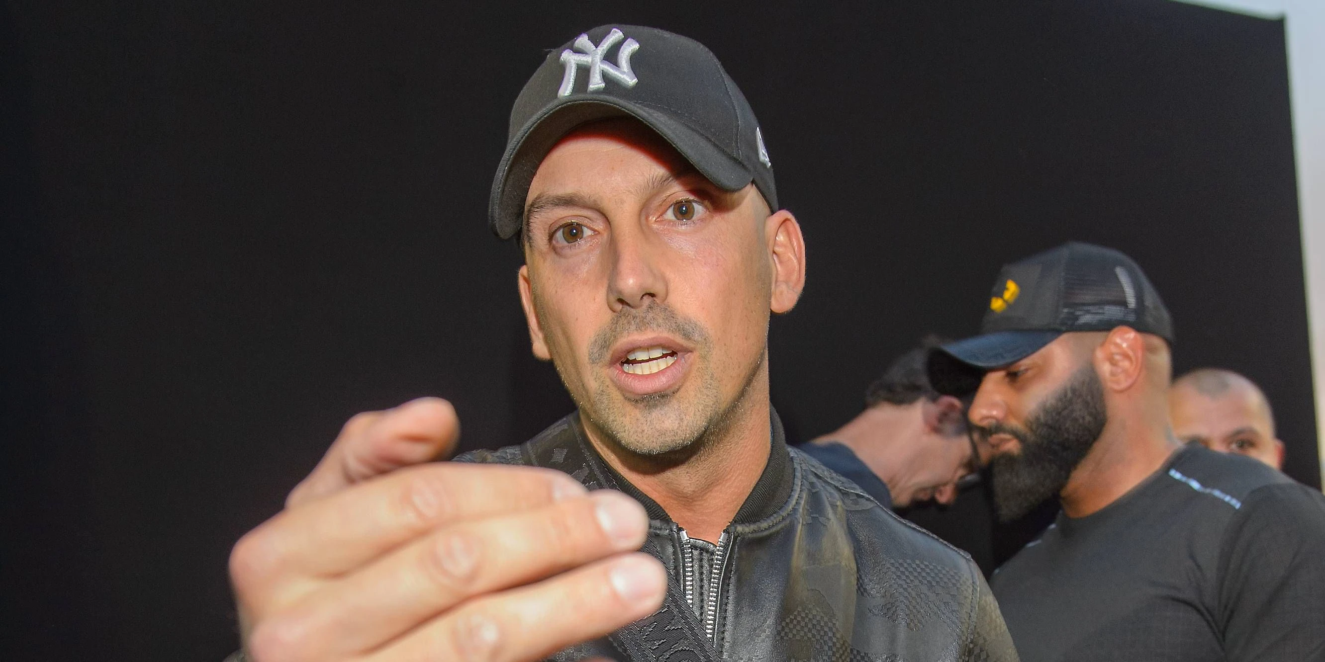 Rapper RAF Camora teilt auf Instagram Lockdown-Tipps aus. 