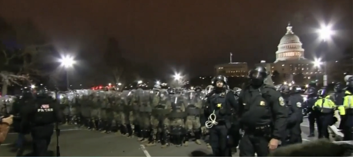 An den Weststufen des Kapitols gerieten sie immer wieder mit gewaltbereiten Trump-Unterstützern aneinander.