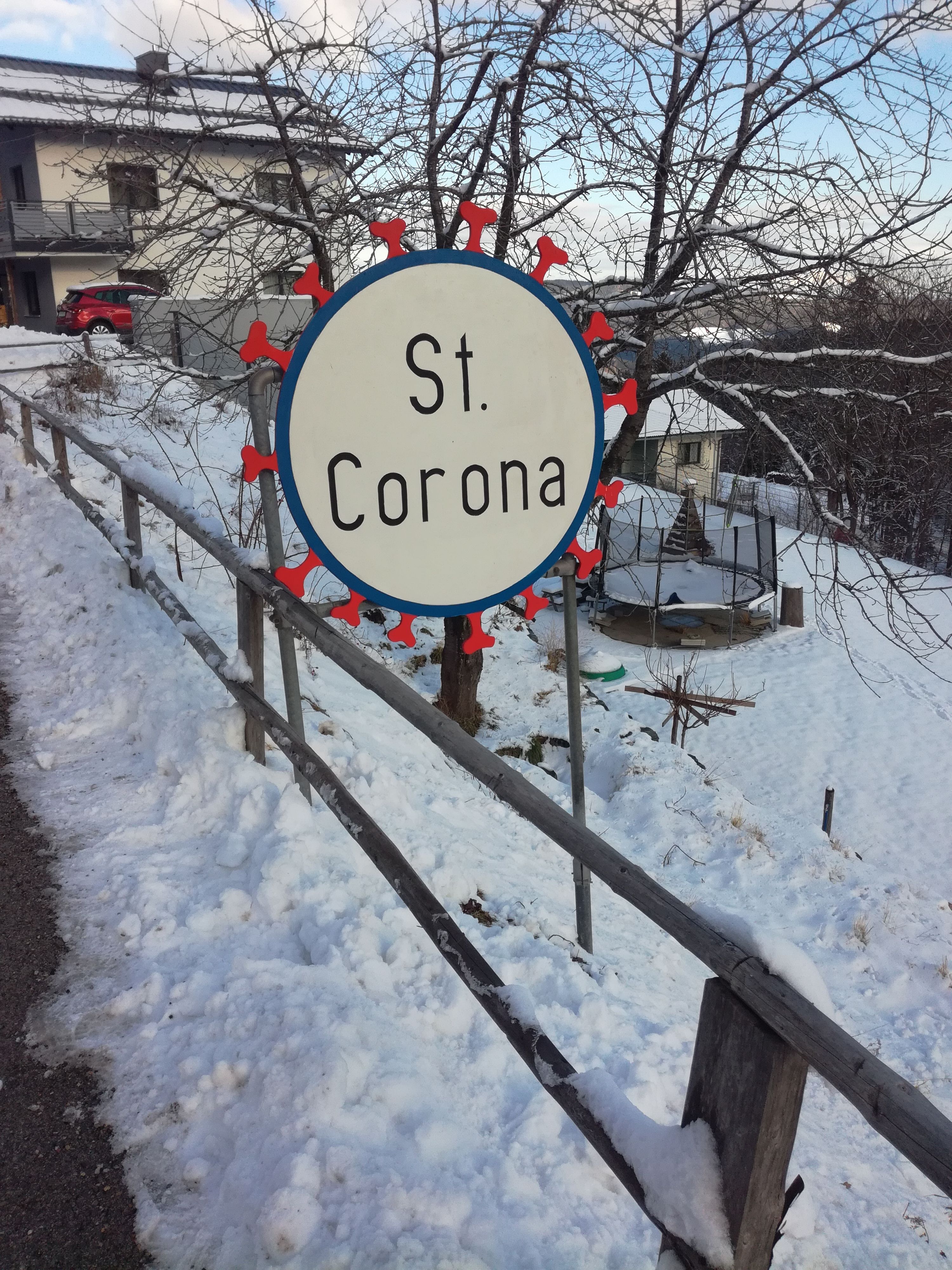 Unbekannte bastelten witzige St. Corona Ortstafeln.