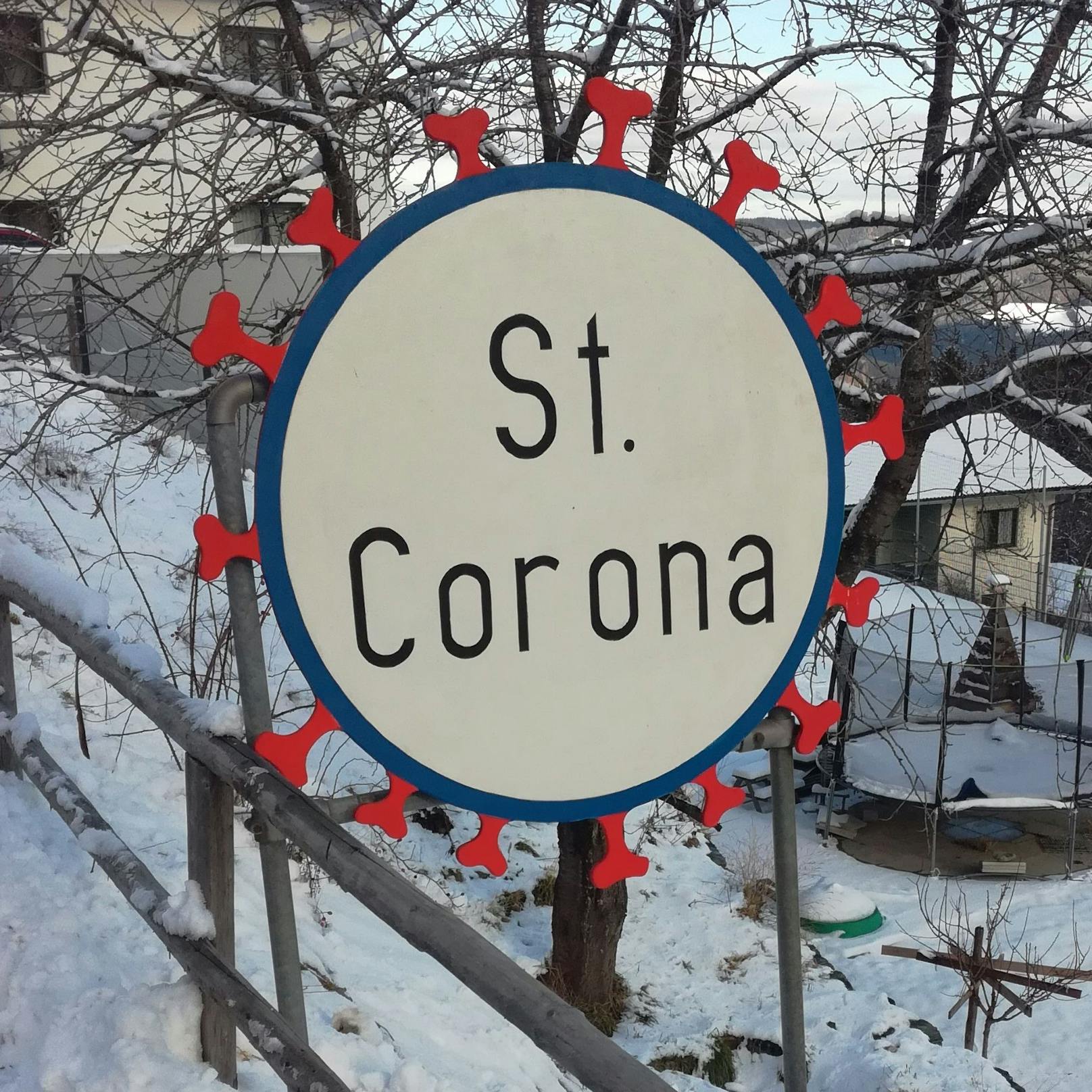 Unbekannte bastelten witzige St. Corona Ortstafeln.