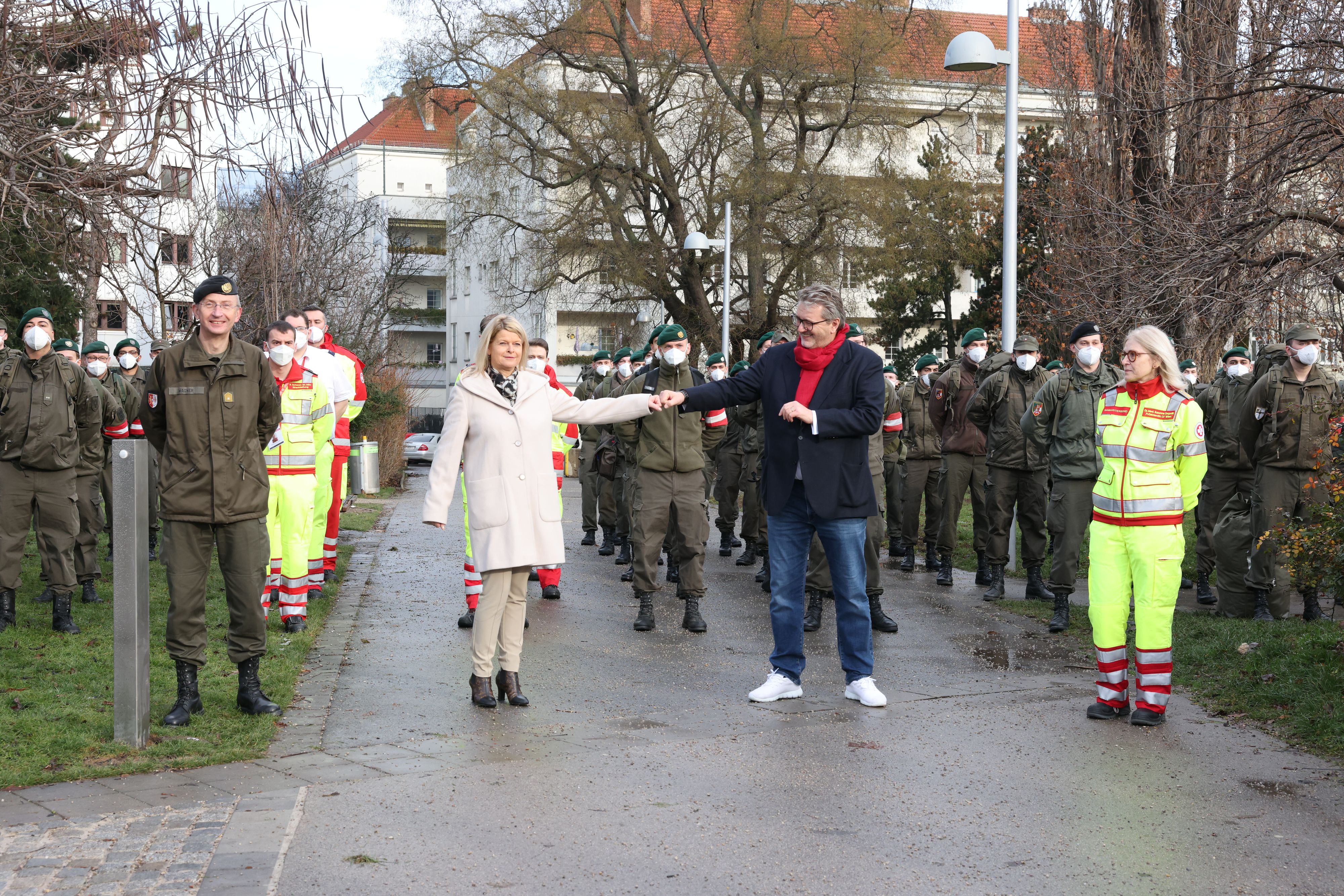 Verteidigungsministerin Klaudia Tanner und Gesundheitsstadtrat Peter Hacker stoßen auf das Gelingen der Massentest an.