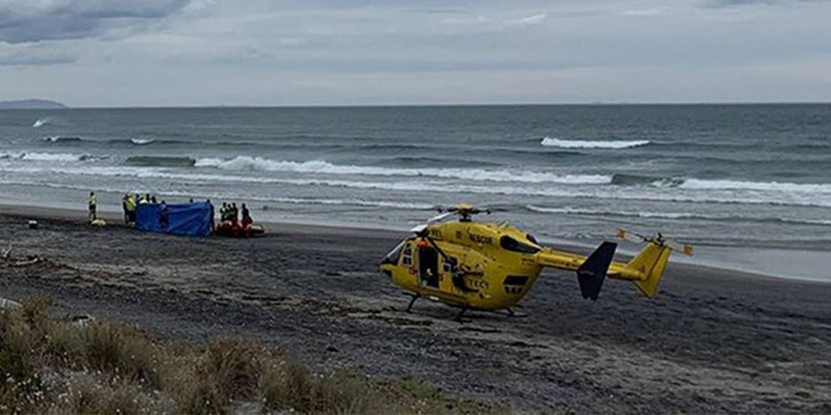 Der Notarzt-Hubschrauber landete am Waihi Beach.