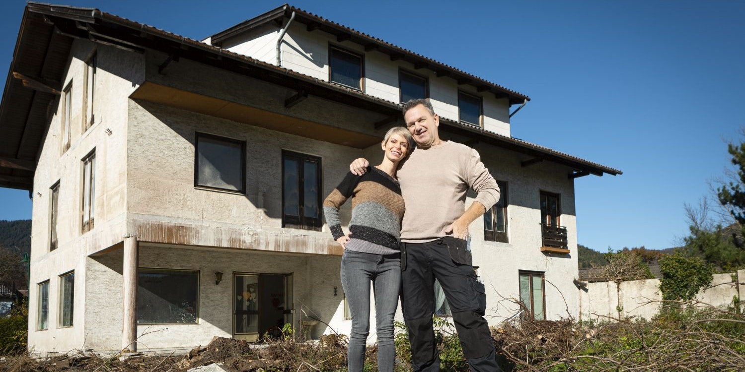 Günther Nussbaum mit Freundin Sandra vor ihrem "Traumhaus"