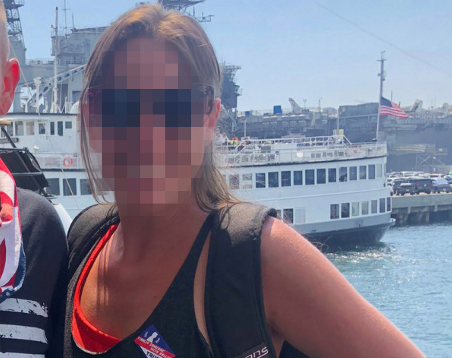 Diese Frau sei am Mittwoch im Kongressgebäude von einem Polizisten angeschossen worden und später im Spital gestorben.