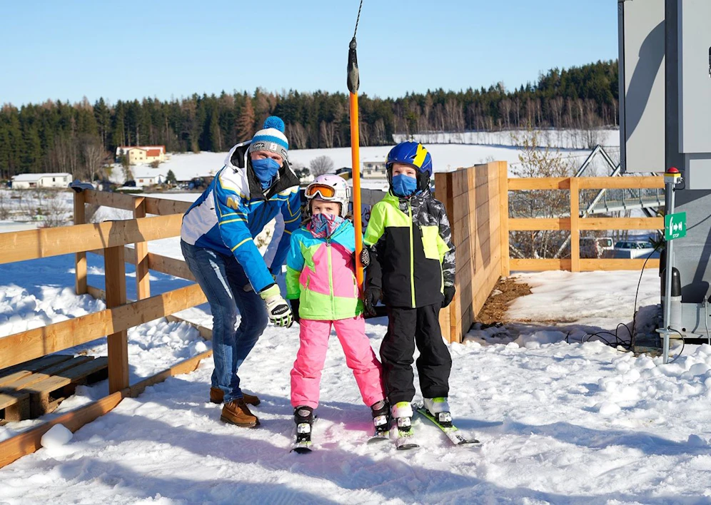 Jochen Danninger mit Kindern in St. Corona
