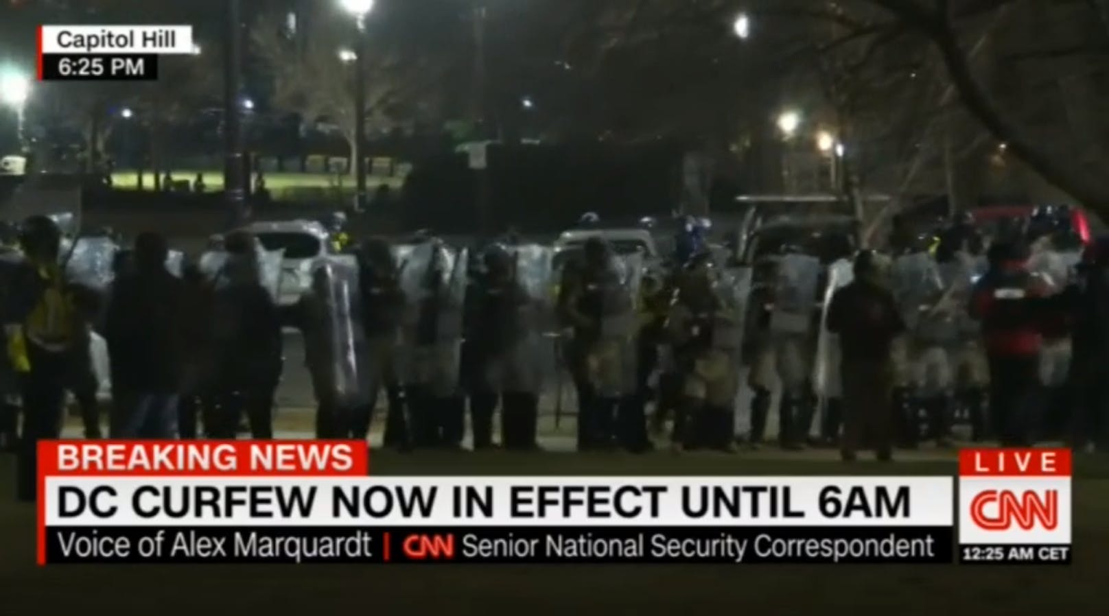 Schwer bewaffnete Polizisten in voller Bereitschaftsausrüstung und mit Gasmasken bahnten sich ihren Weg über das Gelände, um die Menge zu vertreiben.