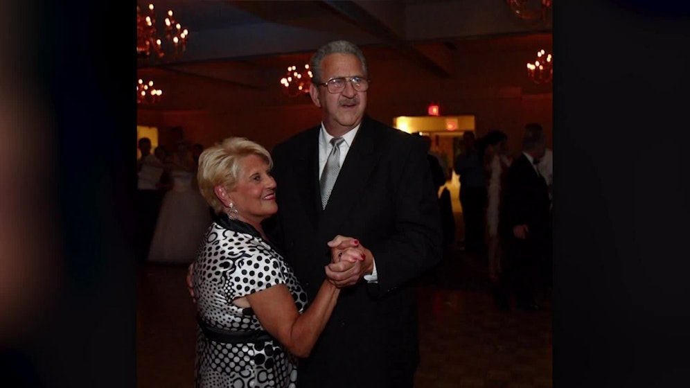 Drei Familienmitglieder trafen sich nur wegen einem Haarschnitt. Mike Bruno (80) war nicht einmal anwesend und ist jetzt, wie seine Frau Carol, tot.<br>