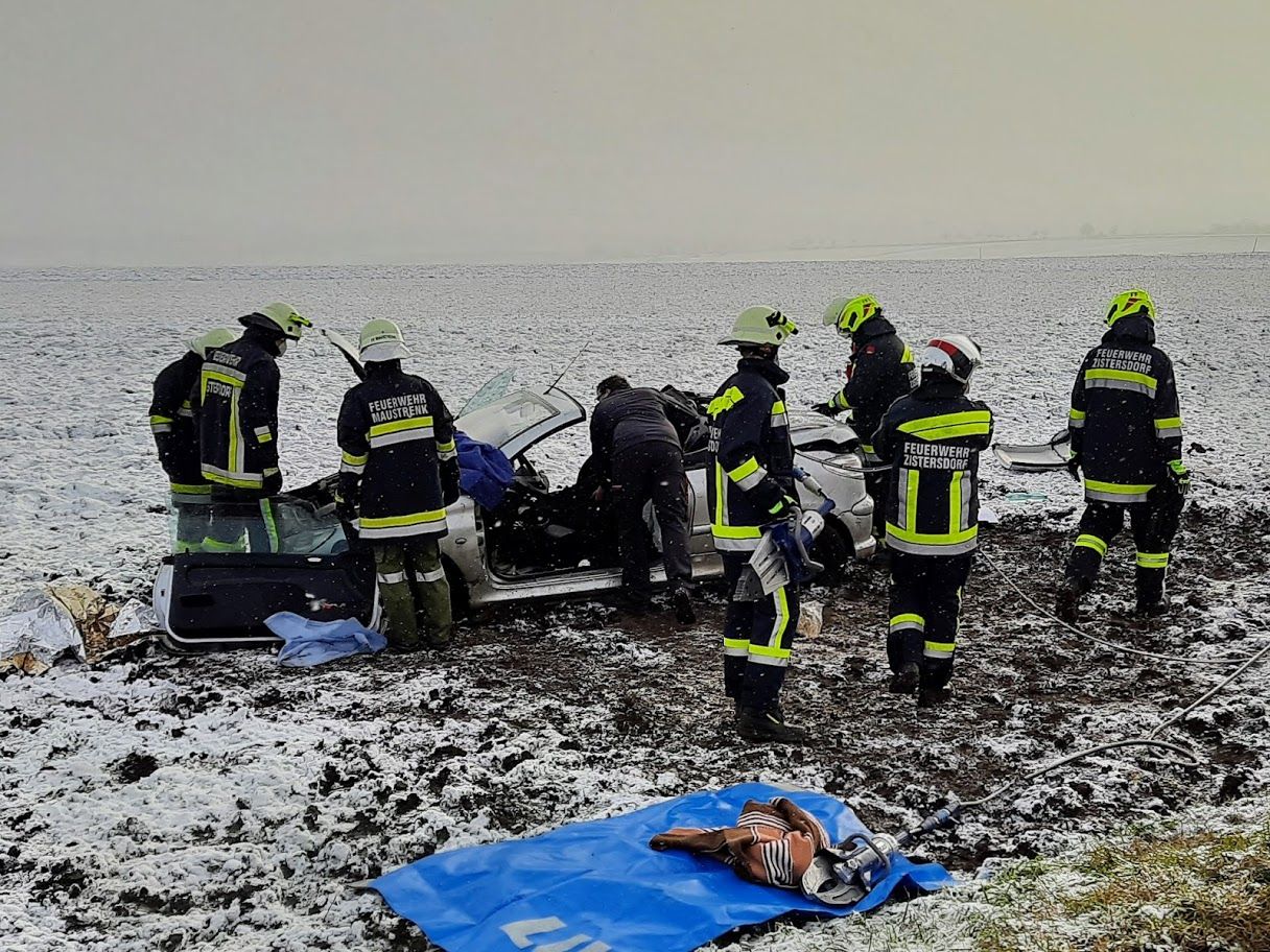 Der Lenker landet im Feld.