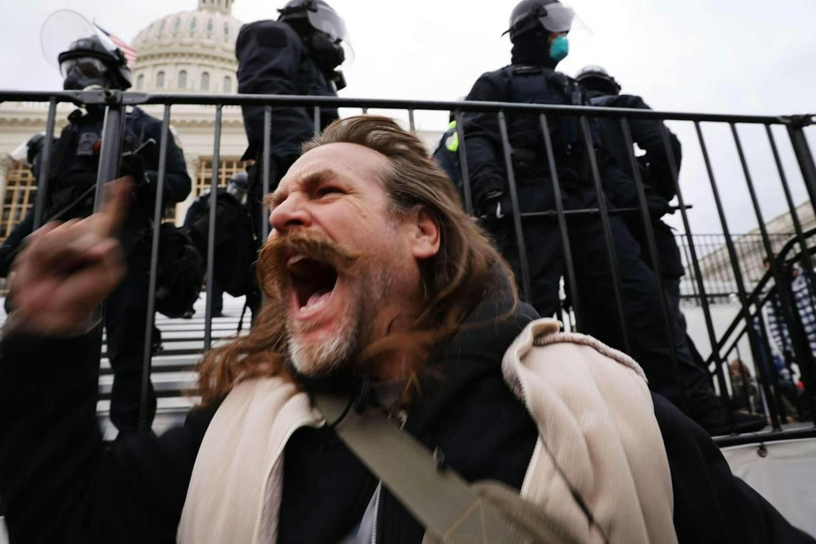 Die Demonstranten begnügen sich nicht mit friedlichem Protest vor dem Gebäude, in dem beide Kammern des US-Parlaments untergebracht sind.