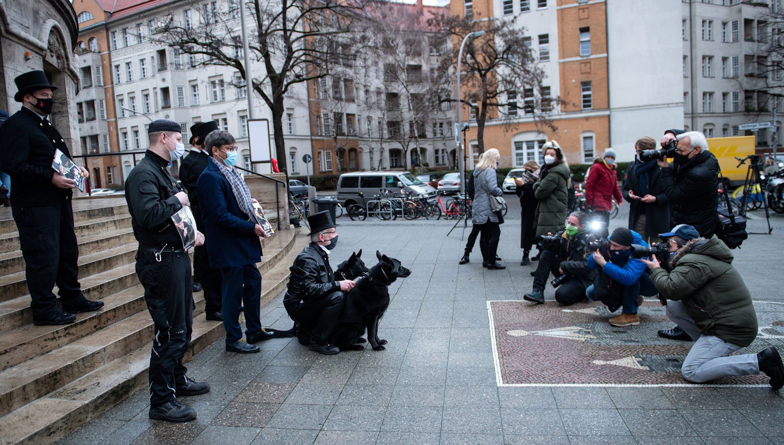 Für den guten Zweck posierten Schornsteinfeger in Berlin mit schwarzen Tieren aus dem Tierheim. 