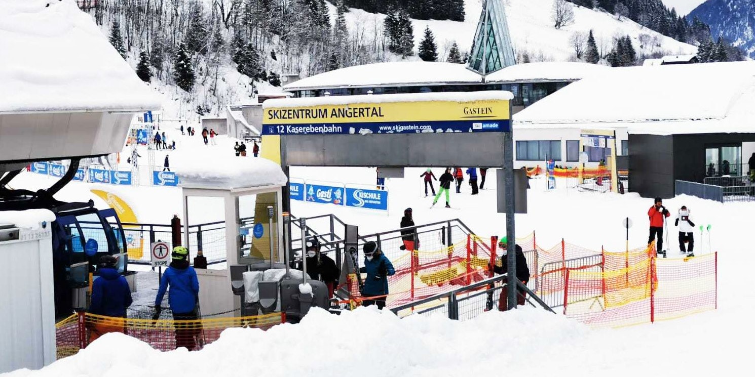 Mäßiger Andrang an einem Skilift in Bad Hofgastein, Salzburg.