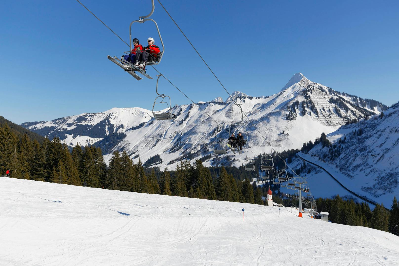 Skifahrer (51) springt in Bach und stirbt