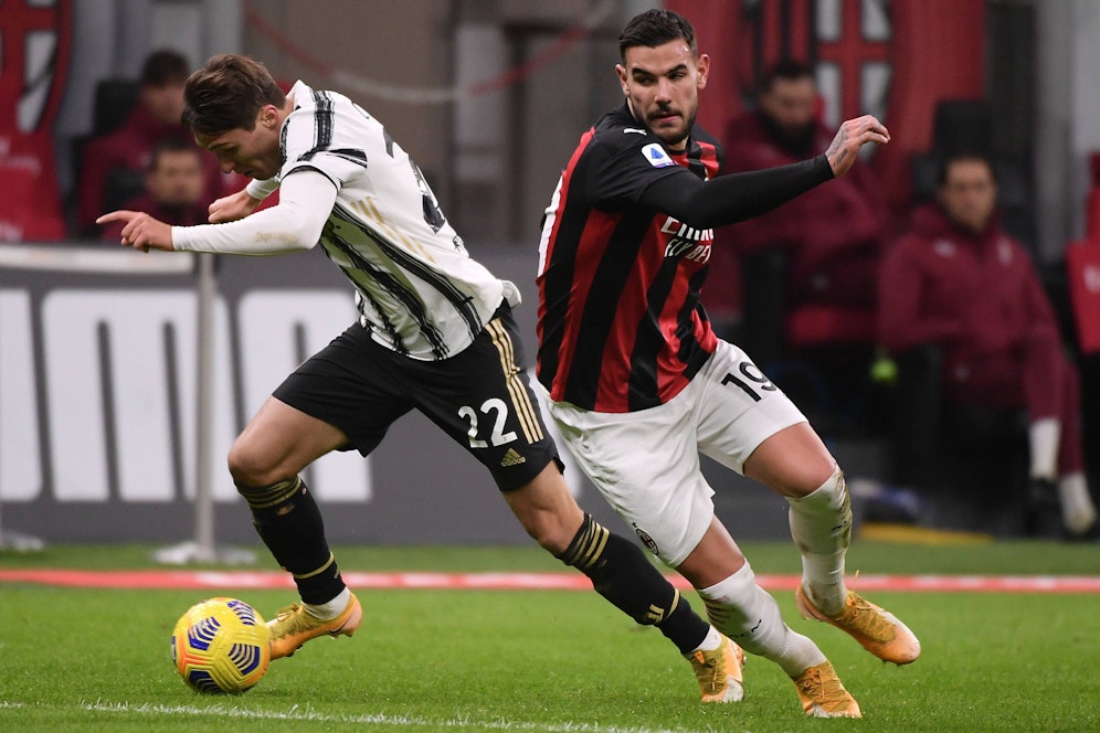Federico Chiesa im Zweikampf mit Theo Hernandez.