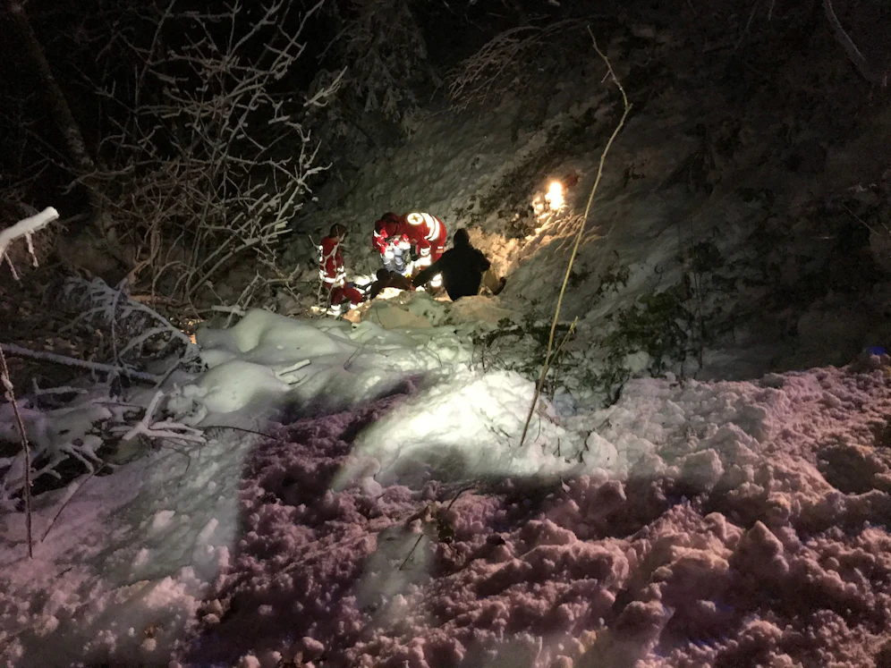 Notarzt, Bergrettung und Alpinpolizei versorgten den verunfallten Rodler.