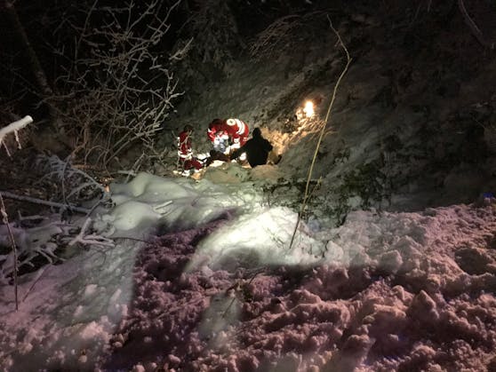 Notarzt, Bergrettung und Alpinpolizei versorgten den verunfallten Rodler.