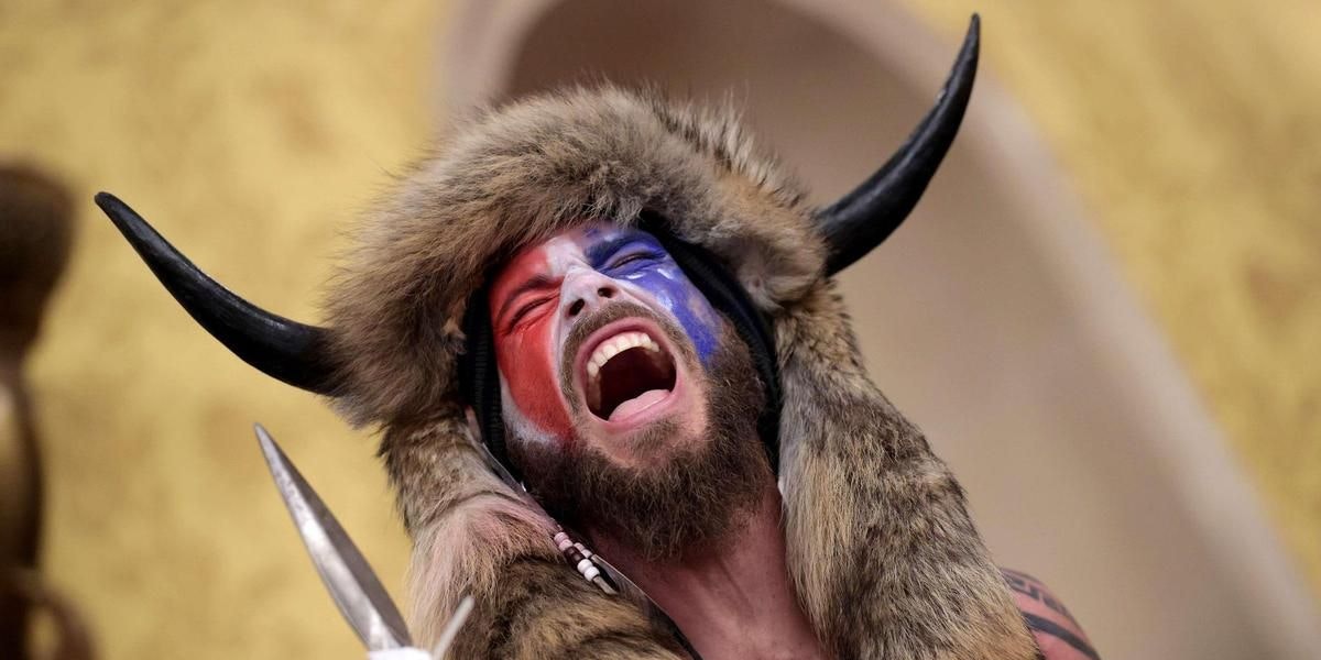 Auch verkleidete Trump-Anhänger drangen ins Kapitol ein.