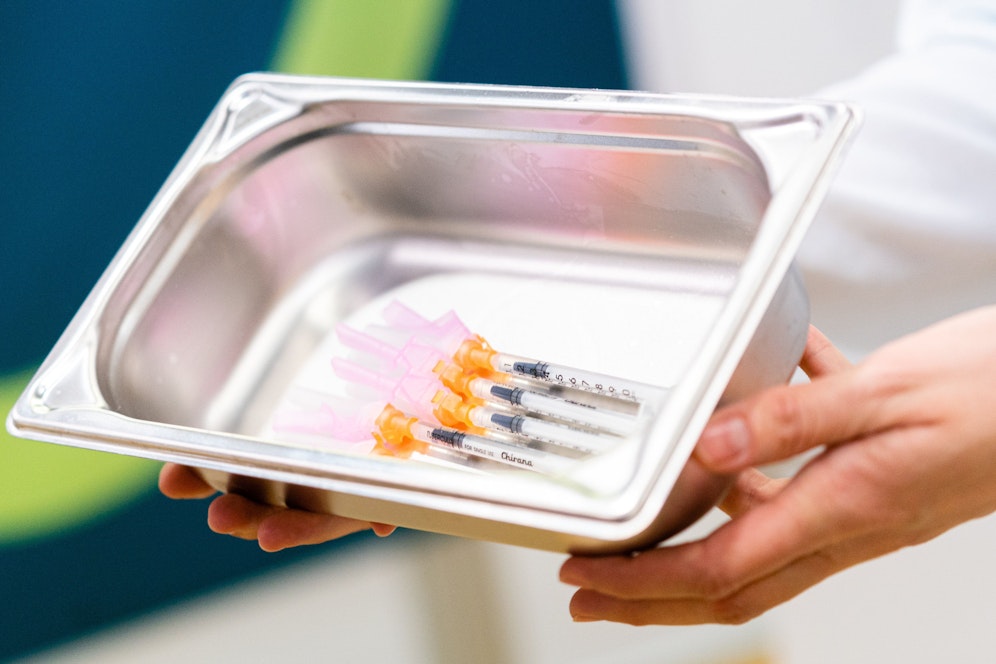 Eine Impfung mit dem COVID-19 Impfstoff ist derzeit nur per online Buchung möglich.