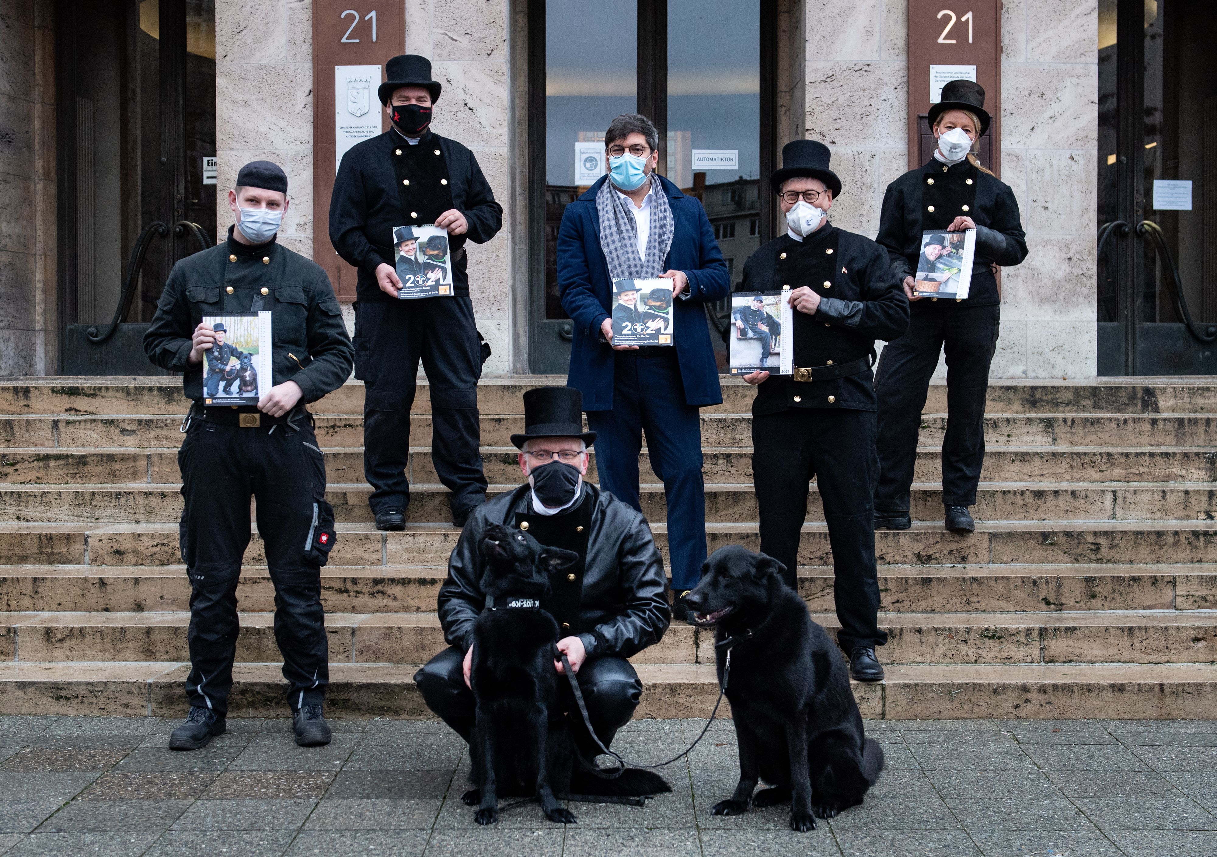 Ein limitierter Kalender zeigt Rauchfangkehrer mit Tierheim- Hunden & -Katzen. 