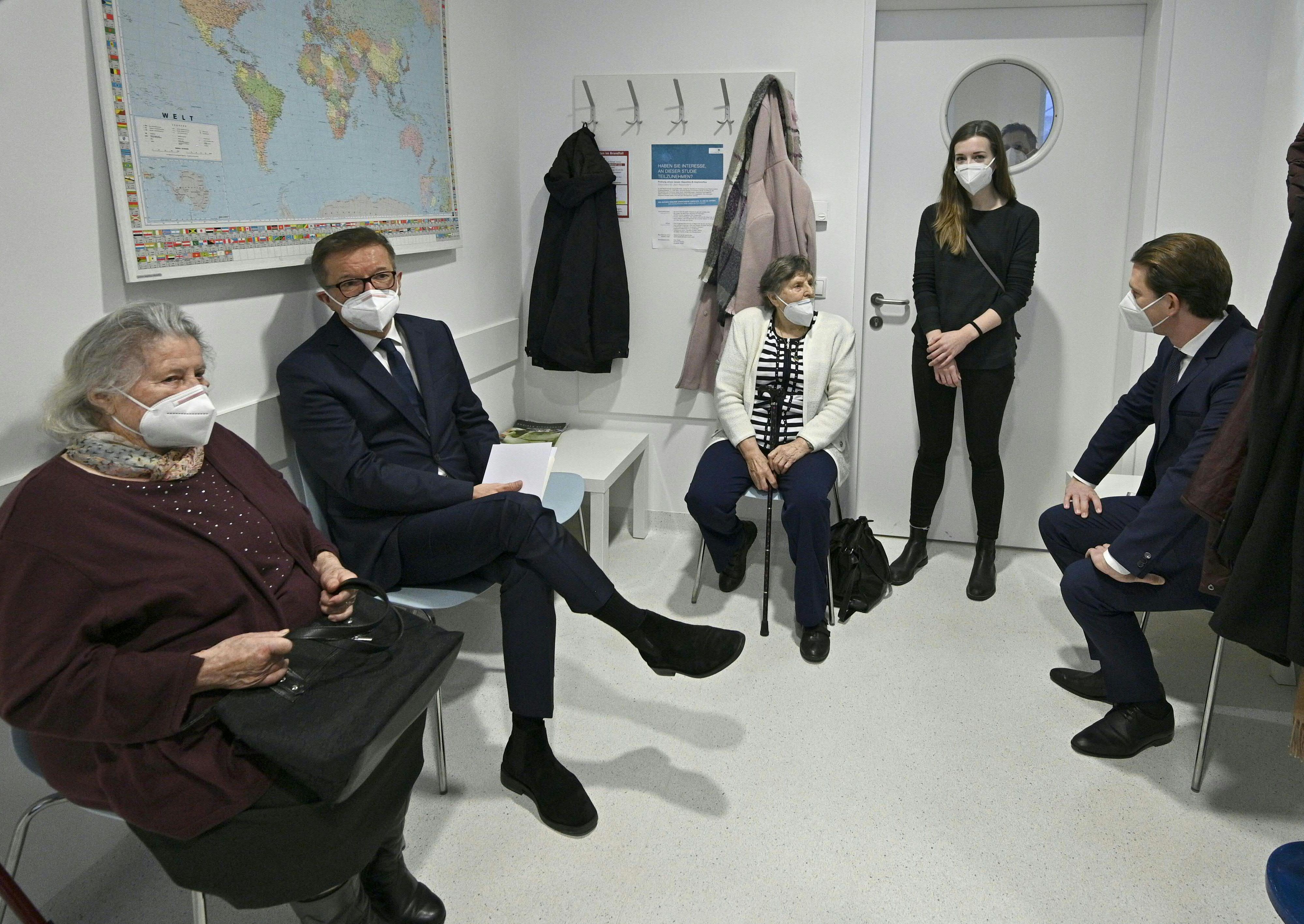 Gesundheitsminister und Bundeskanzler beim Smalltalk mit den ersten Geimpften