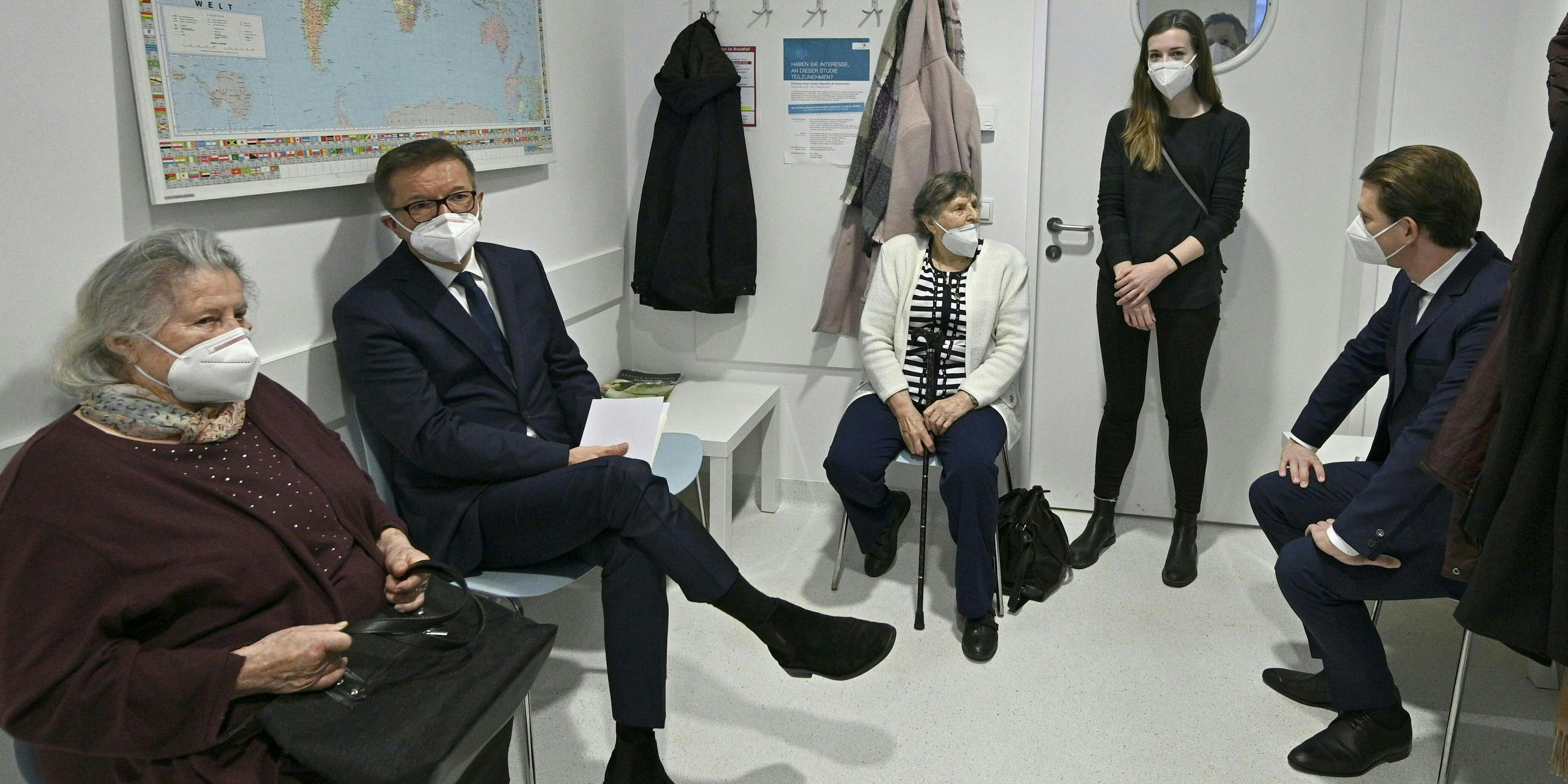 Gesundheitsminister und Bundeskanzler beim Smalltalk mit den ersten Geimpften