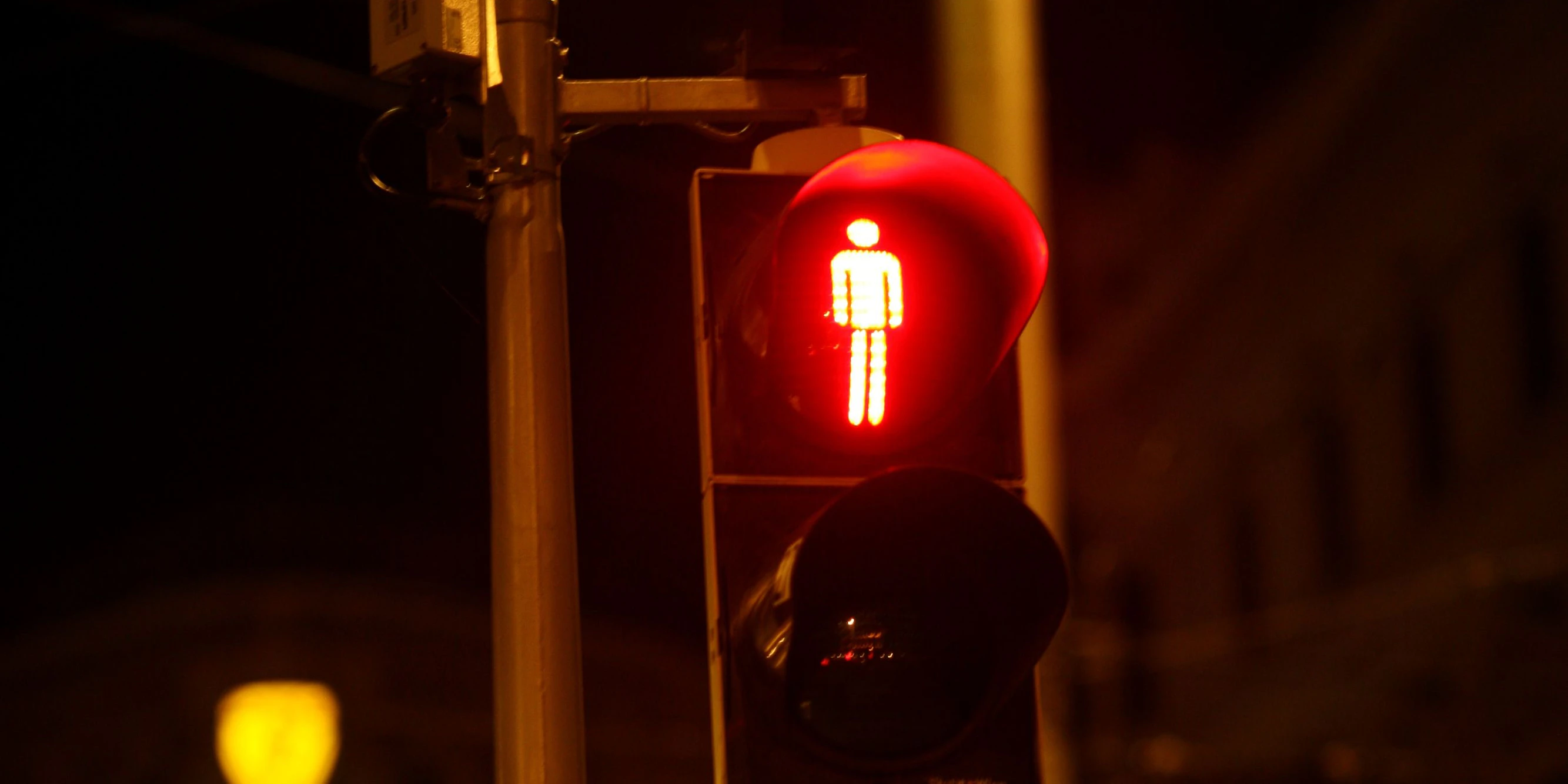 Die Fußgängerampel zeigt Rot, als der Mann losging. 
