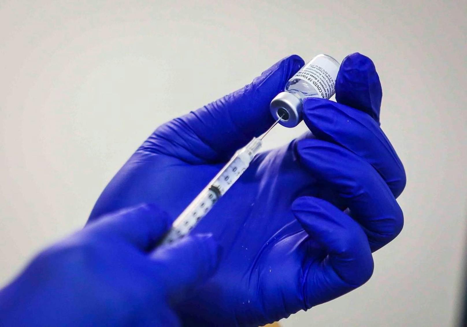 Der von Biontech und Pfizer entwickelte Corona-Impfstoff schützt laut einer neuen Studie auch vor den neu aufgetauchten Varianten des Virus.