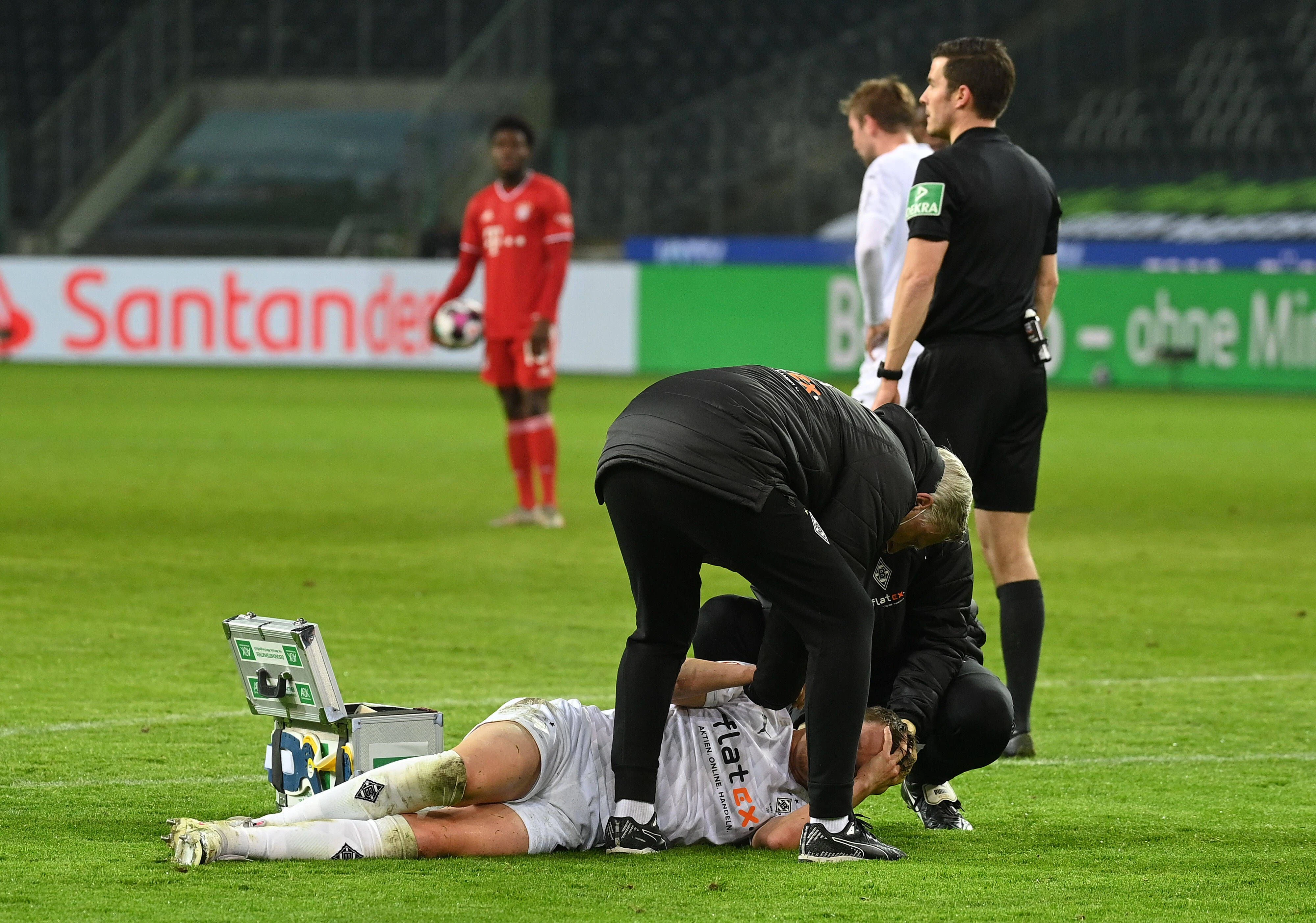 Leroy Sane schießt Gegenspieler Matthias Ginter k.o.