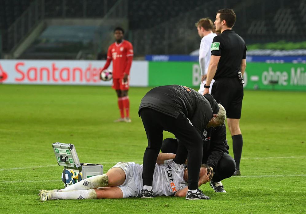 Leroy Sane schießt Gegenspieler Matthias Ginter k.o.